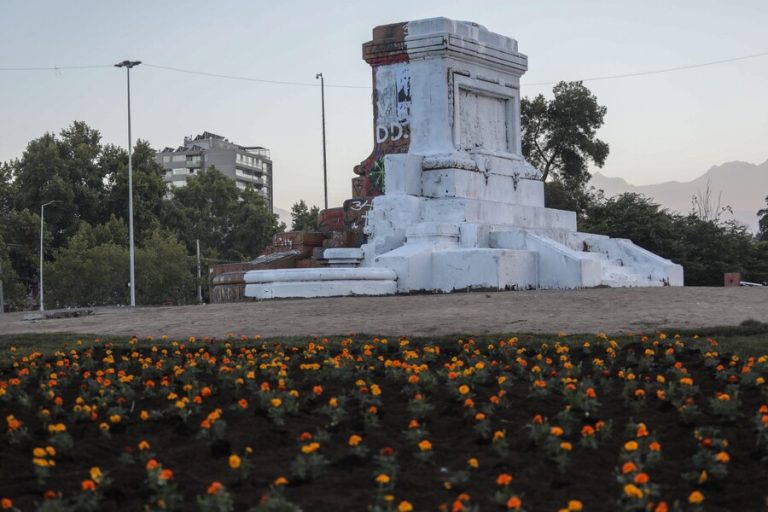 Adherentes de Kast pintaron e instalaron pasto y flores en la mitad de Plaza Italia