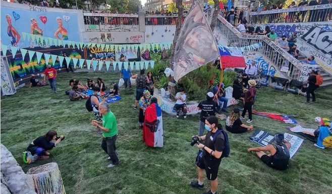 ¿Dónde fue trasladado el pasto puesto por adherentes de Kast en Plaza Baquedano?