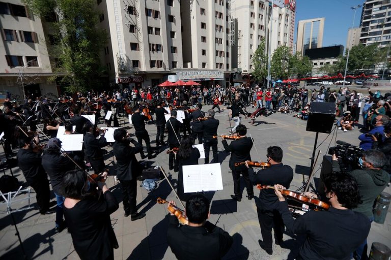 Orquesta Sinfónica Nacional presentará concierto navideño gratuito en Plaza Baquedano