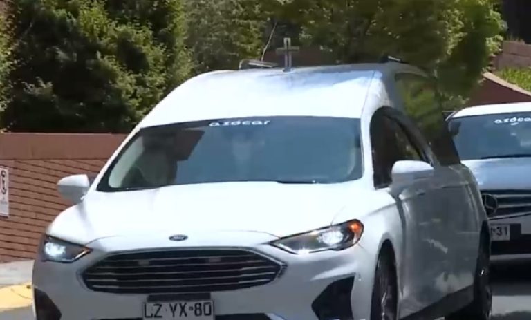 Funeral de Lucía Hiriart estuvo marcado por protestas en el cementerio