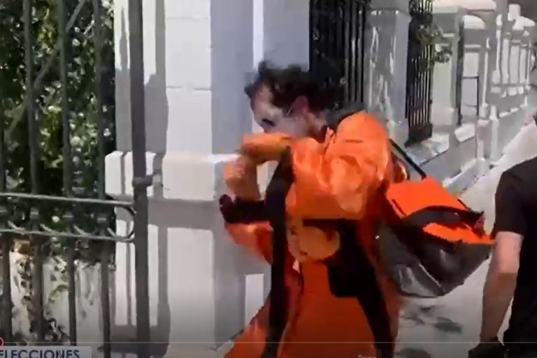 Vestido como boxeador: Mimo Tuga participó de la segunda vuelta de las elecciones presidenciales