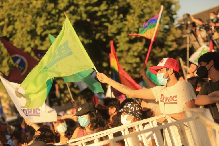 Las multitudinarias celebraciones a lo largo del país tras la victoria de Gabriel Boric