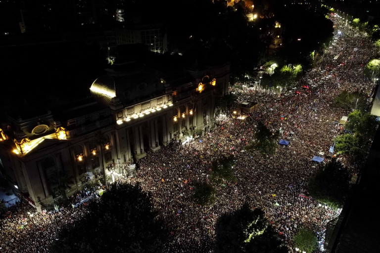 [FOTOS] Las postales que dejó el primer discurso de Boric como presidente electo