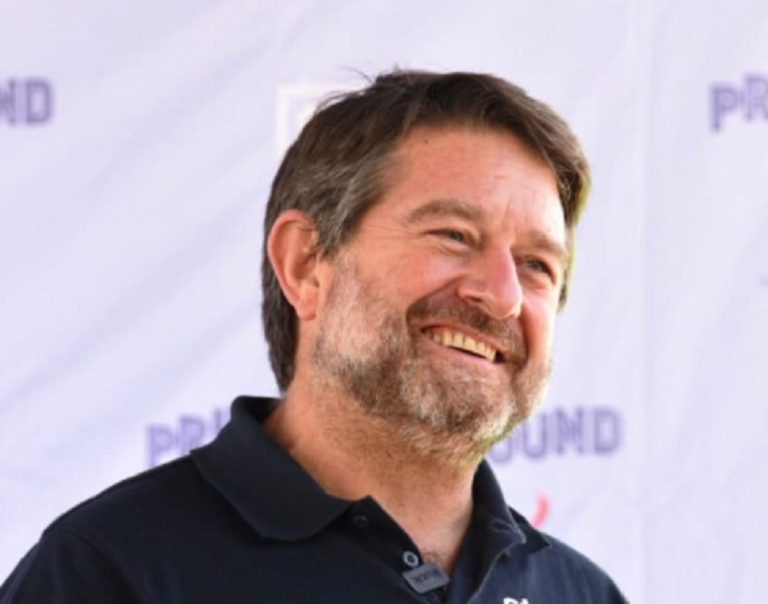 Registro de tortazo cumpleañero a Claudio Orrego sacó carcajadas en redes sociales