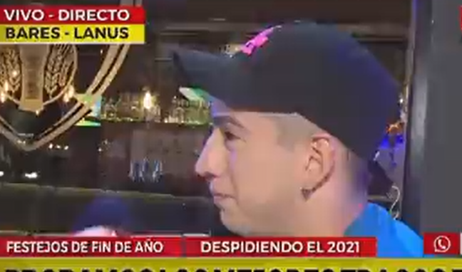 El incómodo momento en que notera aborda a una supuesta pareja en un bar: 