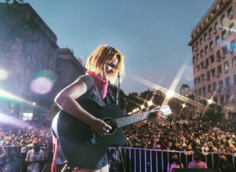 Camila Moreno tras polémica por canción donde pedía la muerte de Kast: “Se horrorizan con la letra y no con muertos reales de este gobierno”