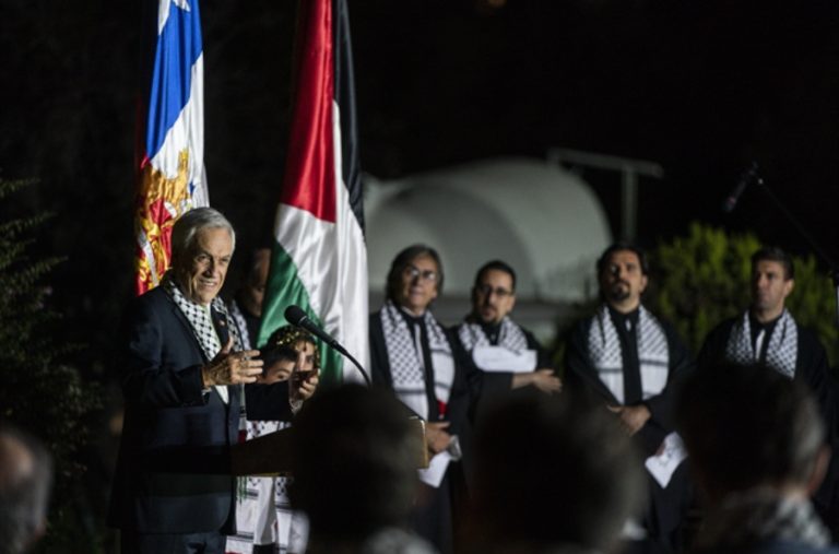Pdte. Piñera confunde estrella de David con la de Belén en ceremonia navideña con la comunidad palestina