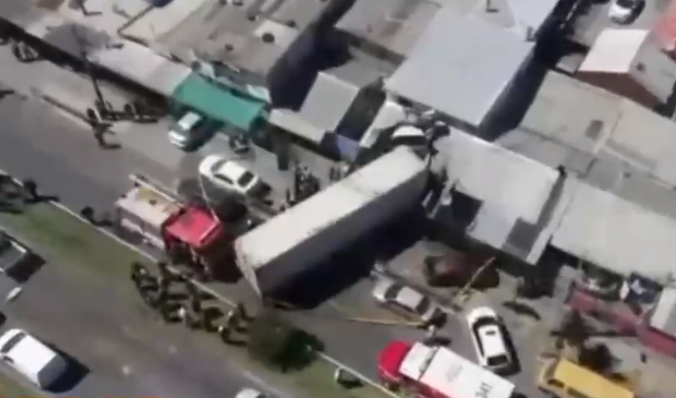 Camión quedó incrustado en casa de Hualpén: Familia está 