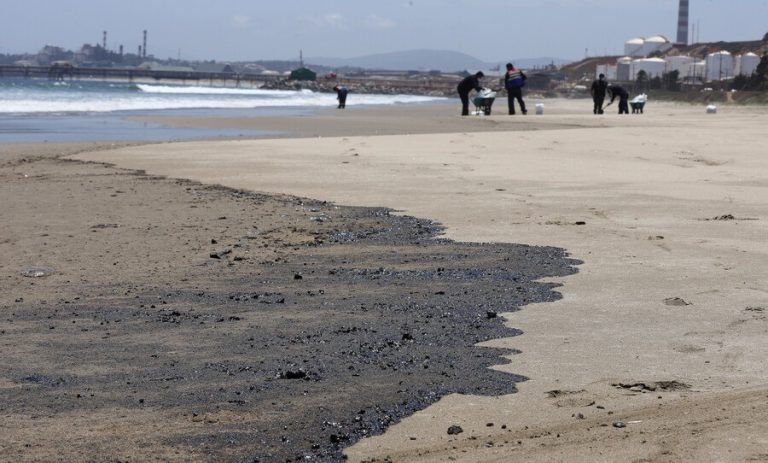 Derrame de combustible en Quintero: Temen que contaminación espante turistas