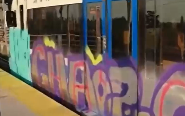 Encapuchados rayaron vagones de Metrotren que une Santiago con Rancagua