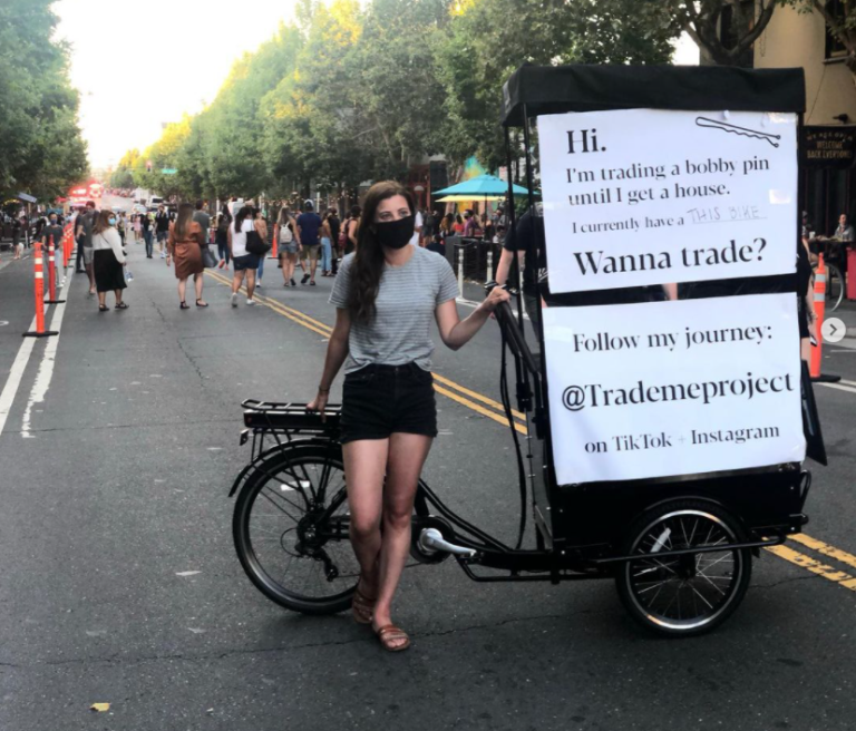 Empezó con un pinche de pelo: Mujer logró su casa propia mediante trueques por internet