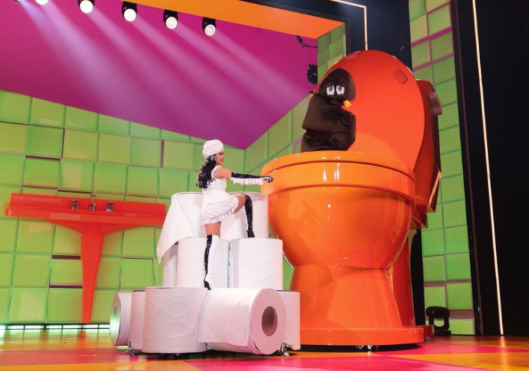Katy Perry se vuelve viral tras su más reciente show: Usó un inodoro gigante