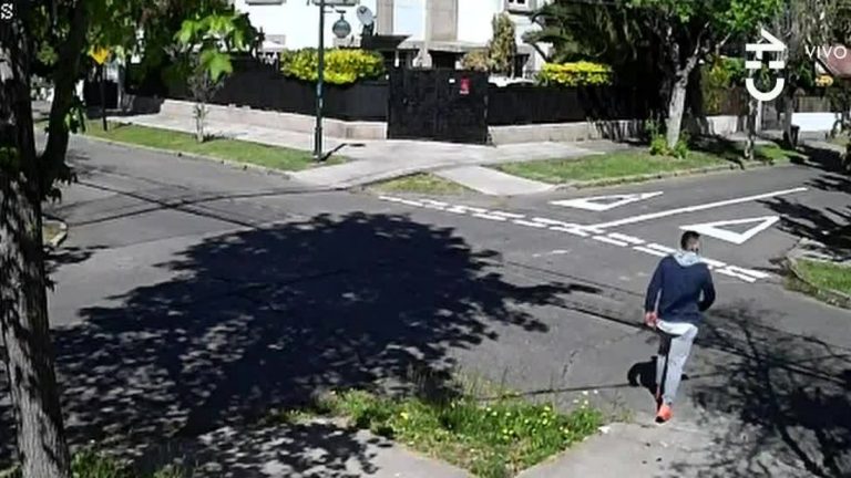 Cámaras de seguridad captaron su actuar: Vecinas de Ñuñoa, atemorizadas por acosador sexual que ronda las calles