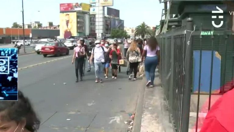 Vendedores ambulantes cortan el tránsito de la Alameda tras ser desalojados del barrio Meiggs