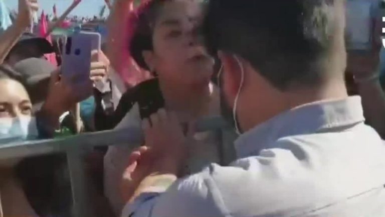 En Talcahuano, una mujer le lanzó un escupitajo y agua a Gabriel Boric