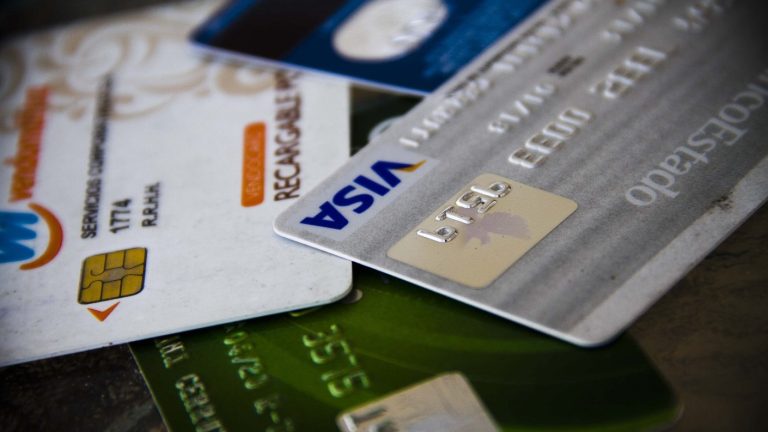 Fueron a Nueva York y gastaron $30 millones: Hijos ocuparon tarjetas de crédito de su padre tras la muerte de éste