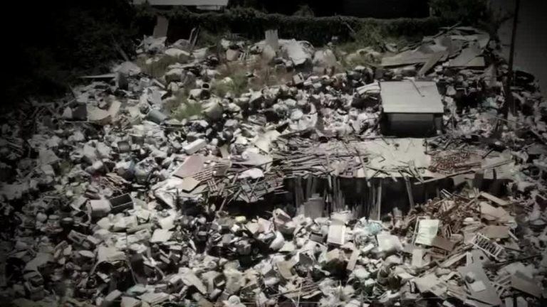 Lleva 20 años acumulando basura y amenaza con balazos a sus vecinos: El mal de Diógenes más grande de Chile está en El Monte