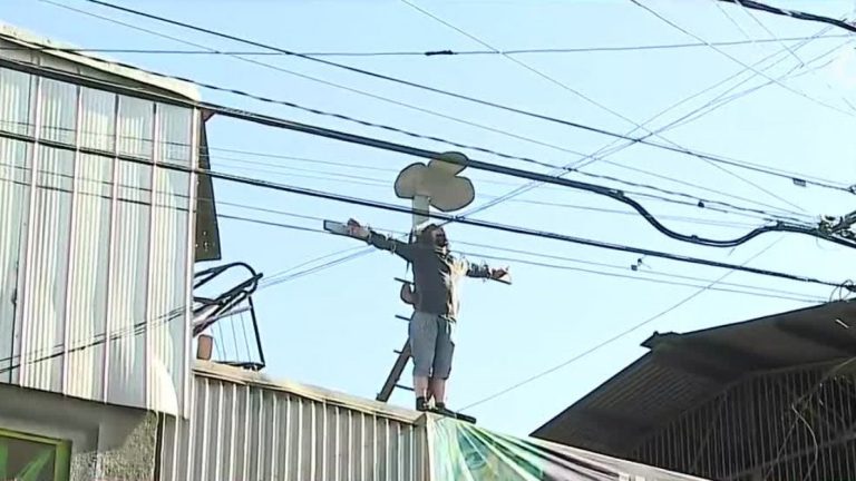 Acusa al tío de haberle robado a su padre muerto: Hombre se encadena sobre propiedad para pedir justicia