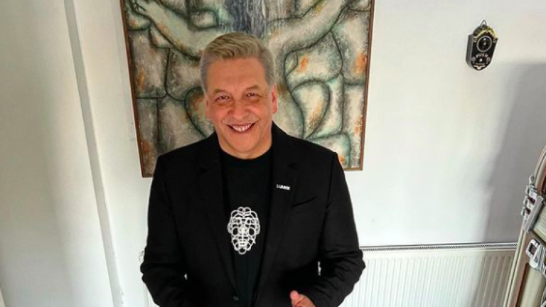 ¡Completamente rubio! Julio César Rodríguez impactó con su cambio de look en los premios de “La Junta”