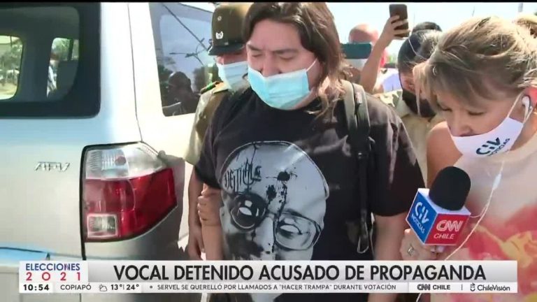 Vocal de mesa fue detenido por llevar polera con Jaime Guzmán baleado