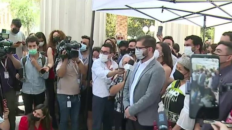 “A veces te confundo con Giorgio Jackson”: El chistoso comentario de Boric a periodista que sacó carcajadas en la Convención