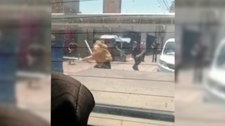 Conflicto entre vendedores: Registran violenta pelea con sables en Estación Central