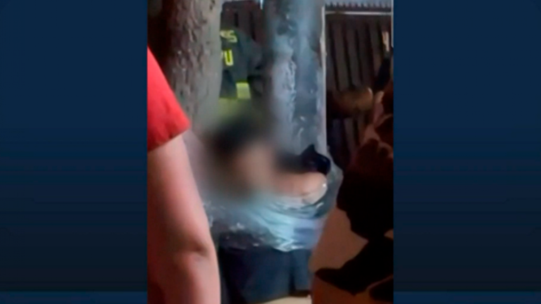 Detención ciudadana en Maipú: Amarran a un árbol a un hombre que volcó un auto robado