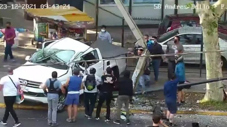 Camioneta arrolló a una transeúnte a toda velocidad: Dos personas mueren en dramático accidente en Providencia