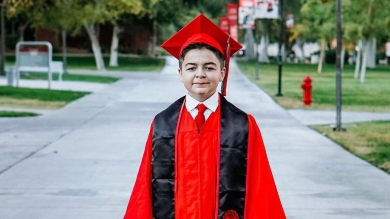 ¡Niño genio! Joven de 15 años logró su quinto título universitario