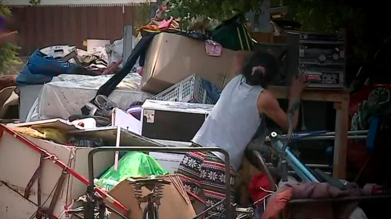 Un pasaje intransitable: Vecinos de Conchalí piden ayuda por extremo caso de 