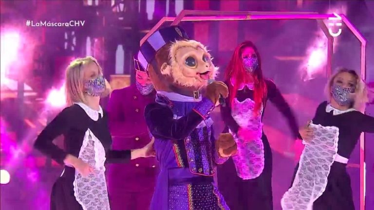 Primera pista: ¡No es cantante! Mono desafinó pero eso no impidió que brillara en el escenario