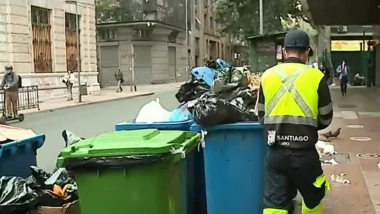 Por paro de recolectores, el centro de Santiago amanece lleno de basura