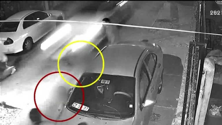 Se salvaron de milagro: Niños casi mueren atropellados por delincuentes que arrancaban de carabineros a toda velocidad