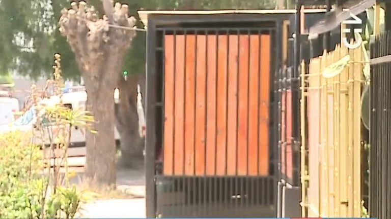 Polémica entre vecinos de Pedro Aguirre Cerda por ampliaciones que ocupan toda la vereda