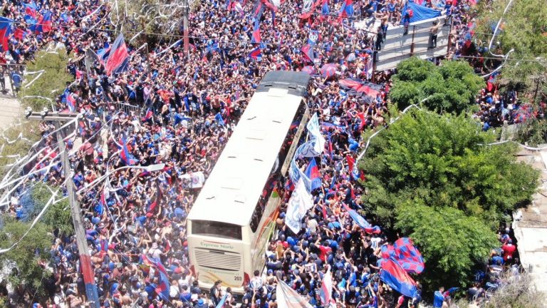 Hinchas de la U realizan masivo banderazo de cara al crucial duelo ante La Calera
