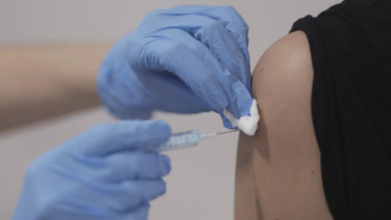 ¡Insólito! Hombre antivacuna usó falso brazo de silicona para conseguir certificado de vacuna contra COVID-19