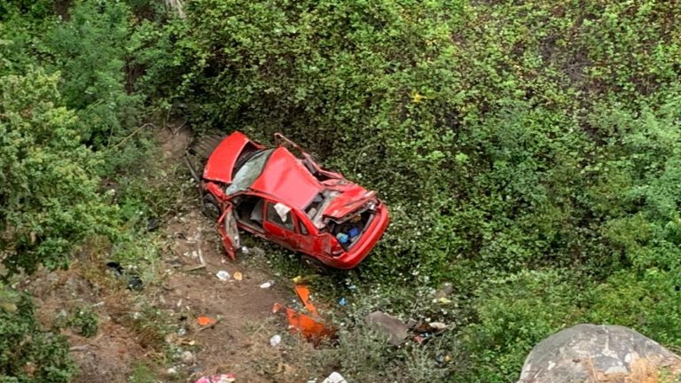 Mujer cayó más de 70 metros por una quebrada en su auto y terminó con heridas leves