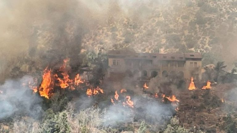 Incendio forestal en San José de Maipo: Afectó a un hospital y viviendas del sector