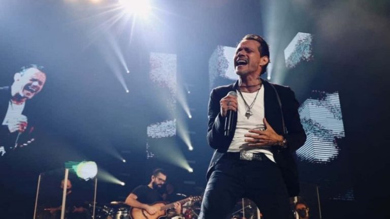 ¡Generó sospechas! Viralizan video de Marc Anthony en pleno concierto realizando un extraño movimiento de mandíbula