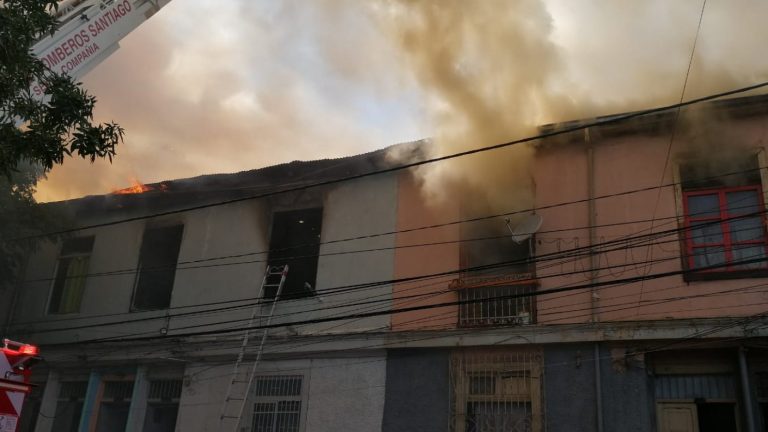 Incendio en cité de Santiago: Familias fueron evacuadas