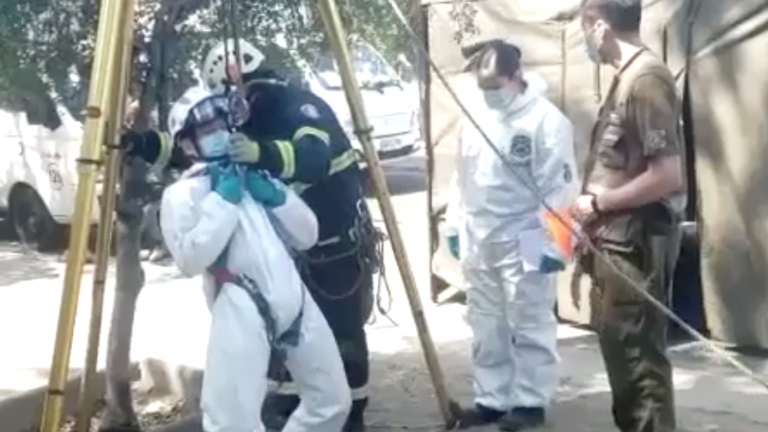 Investigan hallazgo de cuerpo calcinado al interior de ducto en Santiago