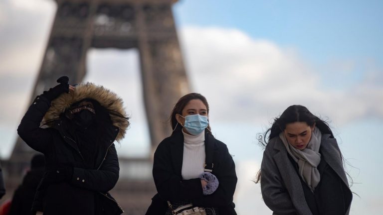 Francia sufre su quinta ola del COVID-19 con el temor a una nueva paralización del país