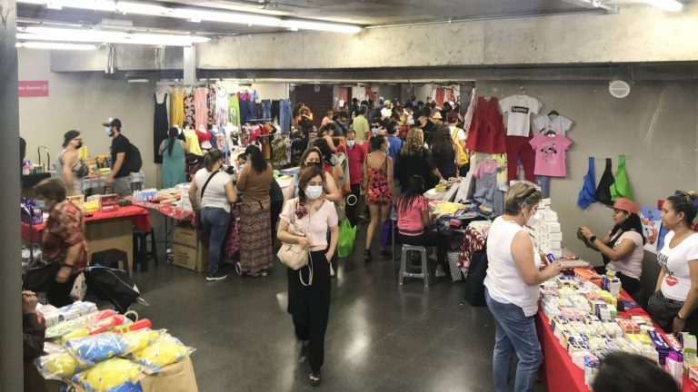 Volvieron a pesar de ser desalojados: Comercio ambulante colapsa los pasillos del metro