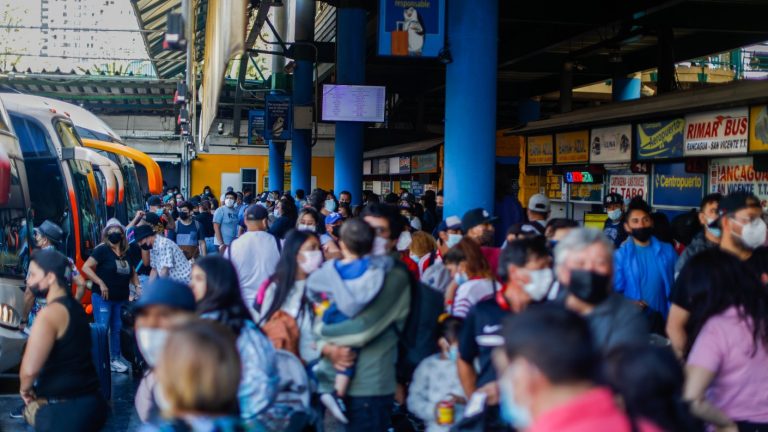 Dos choferes de buses fueron detenidos tras dar positivo a cocaína