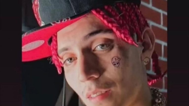 ¡Causó revuelo! Marcianeke se tatuó el rostro con un particular símbolo