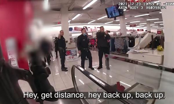 Policía de Los Ángeles identificó al agente que disparó a adolescente chilena