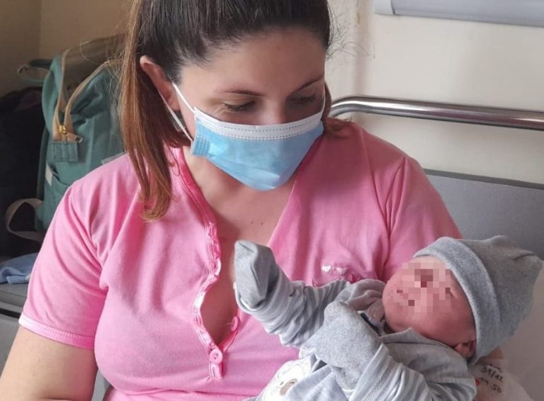 La primera guagua del año 2022 nació en Valdivia: Se llama Hans y pesó 3,3 kilos