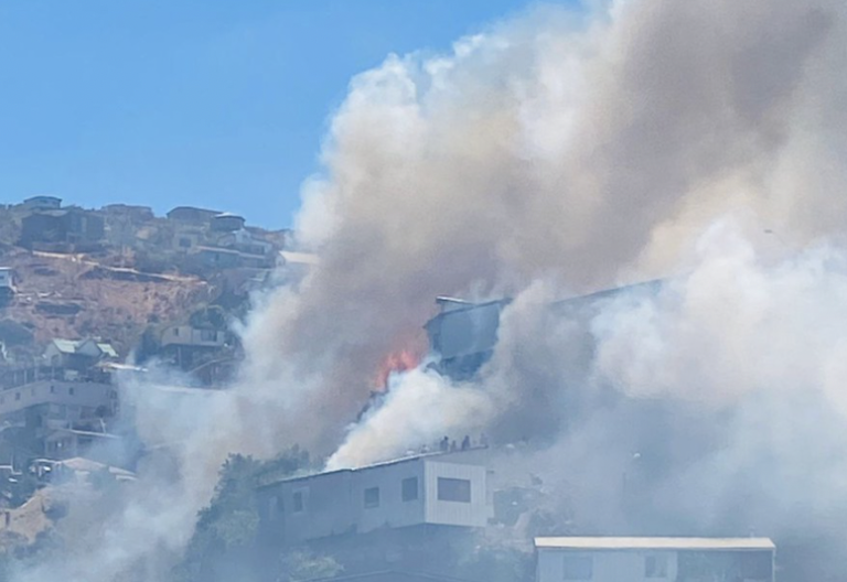 Alerta Roja en Valparaíso: Incendio afectó a cerros de la comuna