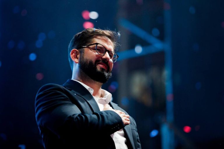 Boric alcanza su mejor evaluación histórica en Cadem: 63% tiene una imagen positiva del presidente electo