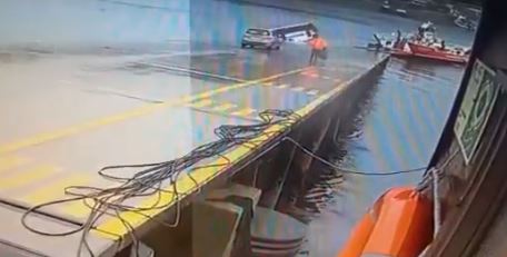 El conductor salió por sus propios medios: Bus cayó al mar mientras iba a subirse a un transbordador